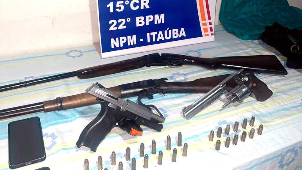 Dupla que levava armas e munições em carro é presa pela PM no Nortão