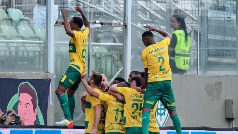Cuiabá vence América-MG de virada com golaço de falta e tem primeira vitória no Brasileirão