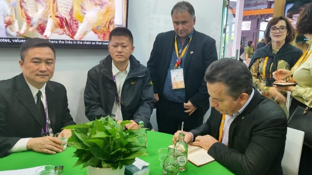 Governador se reúne com agência sanitária e multinacional chinesa