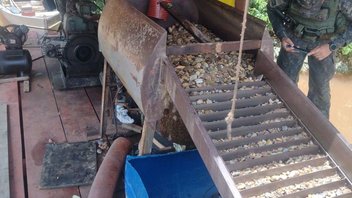 Batalhão Ambiental prende homem por extração ilegal de minério no Rio Cuiabá